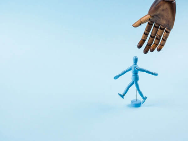 Prawnik prowadzący klienta przez proces upadłości konsumenckiej krok po kroku