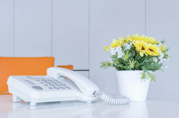 Telefon na biurku prawnika specjalizującego się w upadłości konsumenckiej we Wrocławiu